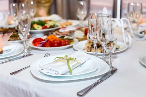 Napkin on a plate on the holiday table served with various dishe — Stock Photo, Image