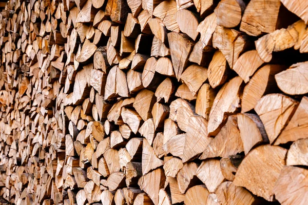 A farakás egymásra apróra vágott fa naplók — Stock Fotó