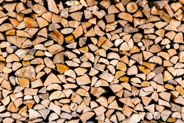 Darált fából készült naplókat a farakás egymásra — Stock Fotó