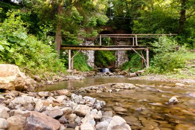 Eski taş kemerli ormanının içinde aracılığıyla dağ dere akar