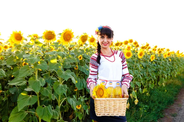 Uśmiechnięte dziewczyny w haft gospodarstwa kosz z oleju słonecznikowego — Zdjęcie stockowe