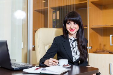 Kahve içme Office gülümseyen güzel kadın 