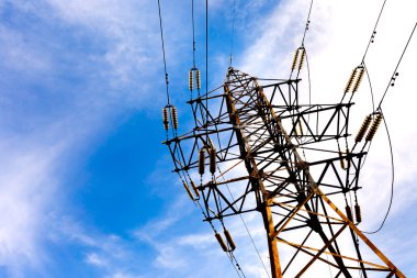 Elektrik yüksek gerilim kule mavi gökyüzü arka plan üzerinde