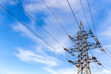 Elektrik yüksek gerilim kule mavi gökyüzü arka plan üzerinde
