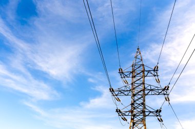 Elektrik yüksek gerilim kule mavi gökyüzü arka plan üzerinde