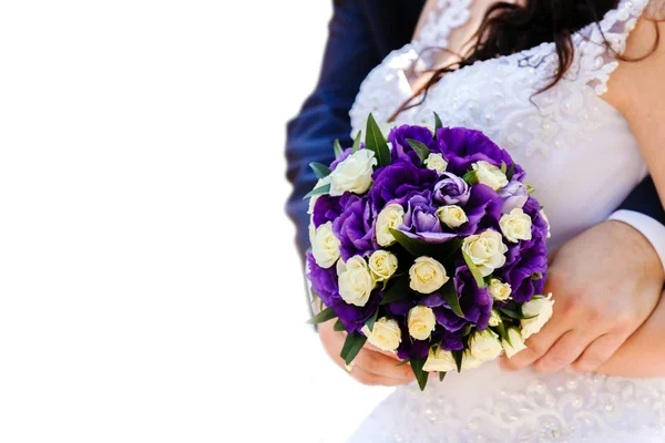 Наречений і наречений тримають весільний букет з білого і фіолетового — стокове фото