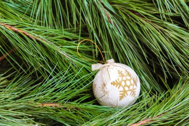 Bir beyaz Noel top bir Noel ağacı üzerinde