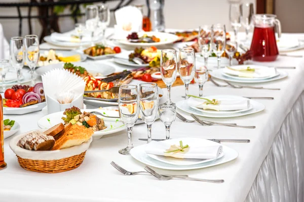 접시, 안경, 요리와 연회 테이블 제공 — 스톡 사진