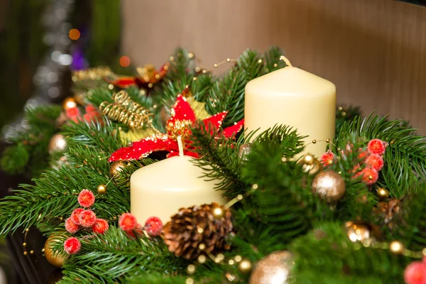 Δύο κεριά στη διακόσμηση του χριστουγεννιάτικου δέντρου — Φωτογραφία Αρχείου