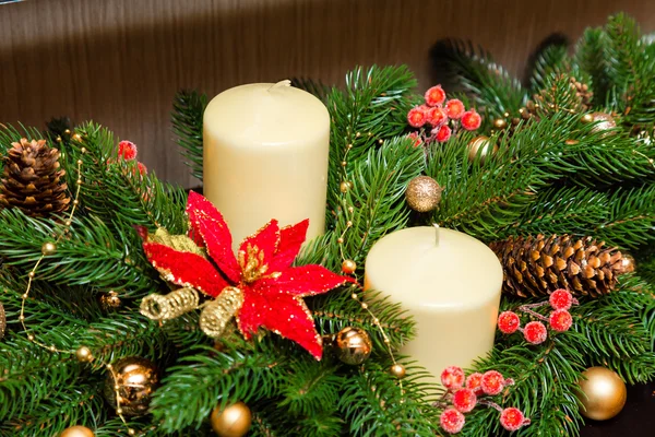 Twee kaarsen in de decoratie voor de kerstboom — Stockfoto