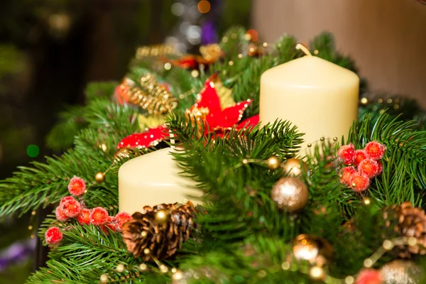 Δύο κεριά στη διακόσμηση του χριστουγεννιάτικου δέντρου — Φωτογραφία Αρχείου