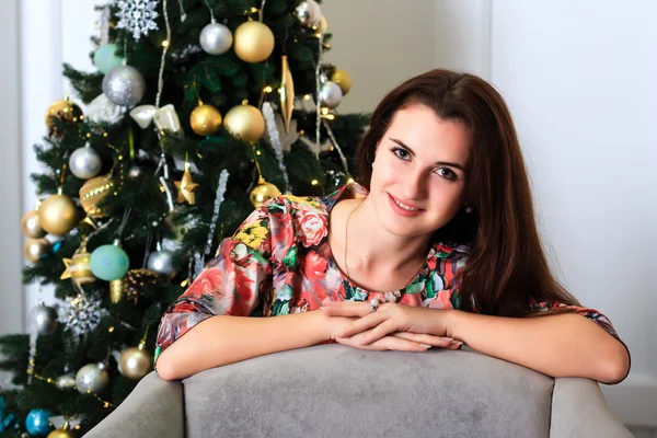 Noel ağacı yakınındaki güzel mutlu kadın — Stok fotoğraf