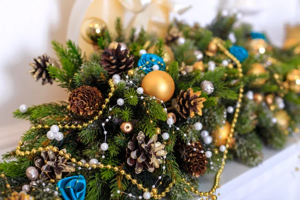 Decorações de Natal com um cones e bolas de vidro — Fotografia de Stock