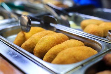 Tavuk pirzola bir dükkandan kafede üzerinde.