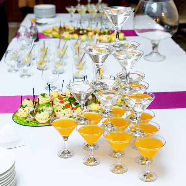 Piramida okulary z napojów i wina na stole bankiet — Zdjęcie stockowe