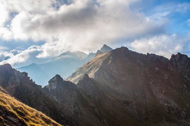 Romanya 'daki Fagaras dağlarının güzel manzarası. Romanya 'daki Karpatlar Dağları