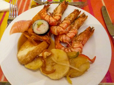 Limonlu ve suşili karides tabağı.