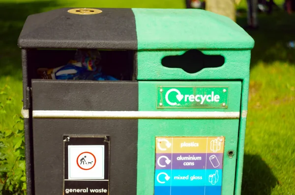 Parkta seçici recicle kutuları var. Renkli Geri Dönüşüm Kutuları