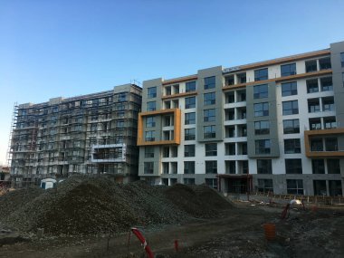 Gökyüzünde inşaat halindeki yüksek binalar