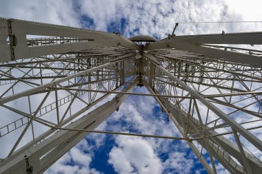 Odaiba, Tokyo ve Japonya 'dan gelen dev dönme dolabın altında..