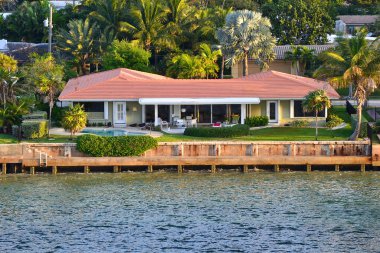Miami 'de lüks bir ev. Palmiye ağaçları olan tek bir aile için güzel bir ev.