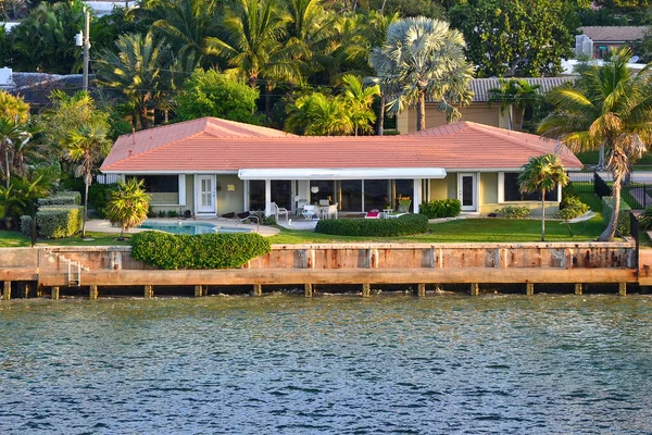 Miami 'de lüks bir ev. Palmiye ağaçları olan tek bir aile için güzel bir ev.