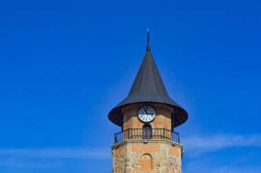 Mavi gökyüzüne karşı bir kilisenin saat kulesi