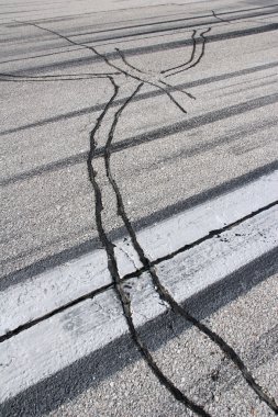 iz üstünde uçak pisti