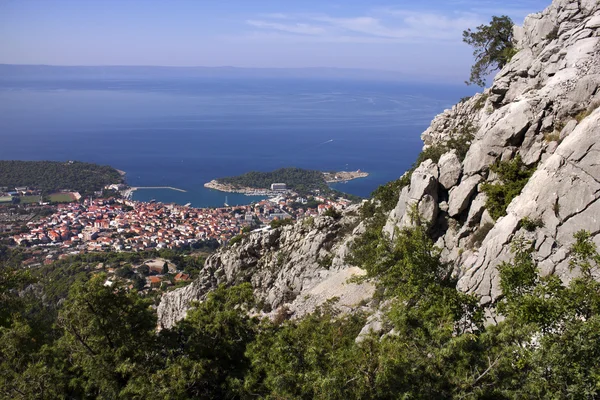 Cidade turística Makarska na costa adriática na Croácia — Fotografia de Stock