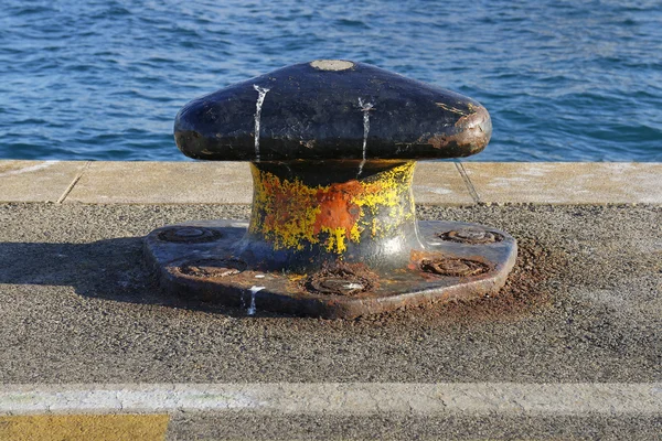 Bolardo de amarre junto al mar —  Fotos de Stock