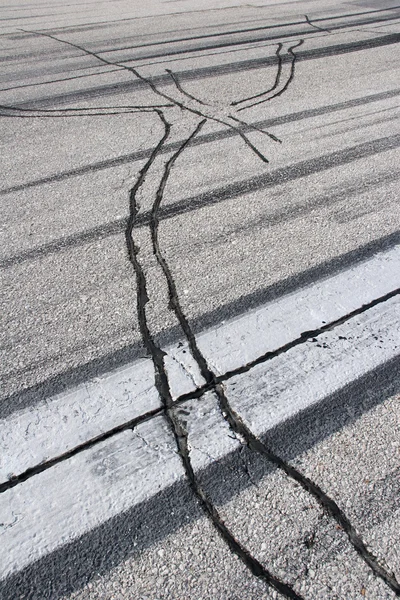 iz üstünde uçak pisti