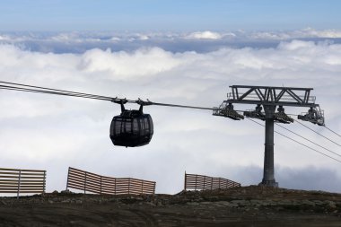 Teleferik bulutların üzerinde