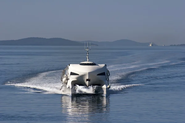 Witte schip op blauwe zee — Stockfoto