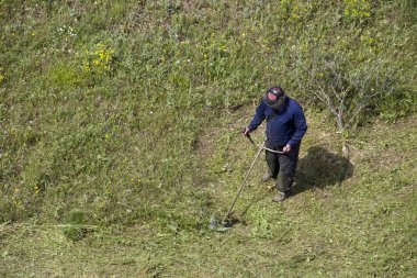 Çim biçme makinesi kesme çim sahada erkeklerle