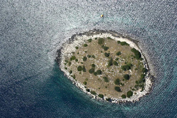 Маленький остров в архипелаге Корнати, Адриатическое море, Хорватия — стоковое фото
