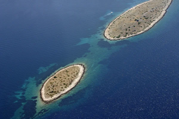 Bateau à moteur dans l'archipel de Kornati — Photo