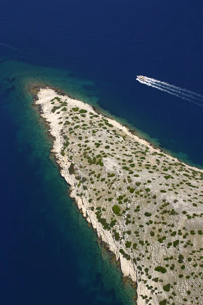 Motor boat in Kornati archipelago — Stock Photo, Image