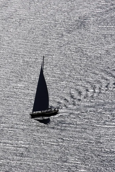 Zeilboot op blauwe zee — Stockfoto