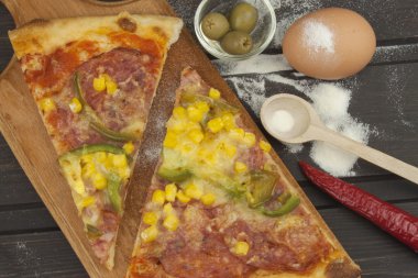 Taze pizza ahşap kesme tahtası üzerinde. Aile için yemek hazırlama.