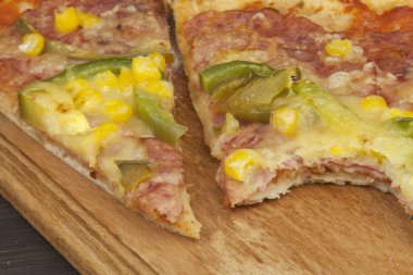 Taze pizza ahşap kesme tahtası üzerinde. Aile için yemek hazırlama.