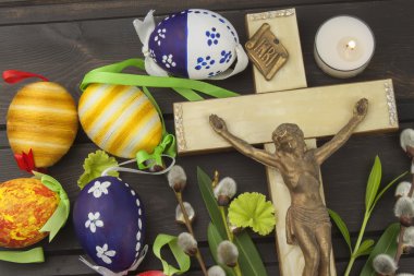 Yumurta Christian Easter sembolü. Paskalya kutlamaları için hazırlık. Tahta haç İsa ile. Diriliş, kurtarıcı gelişi kutlama. Boyalı yumurta, Bahar kutlama.