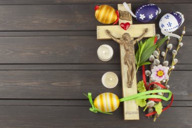 Yumurta Christian Easter sembolü. Paskalya kutlamaları için hazırlık. Tahta haç İsa ile. Diriliş, kurtarıcı gelişi kutlama. Boyalı yumurta, Bahar kutlama.