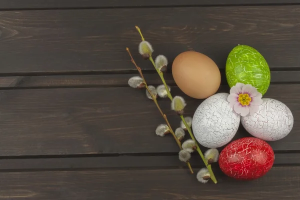 Ovos pintados como um símbolo da primavera e nova vida em um fundo de madeira. Decorações para a celebração da Páscoa . — Fotografia de Stock