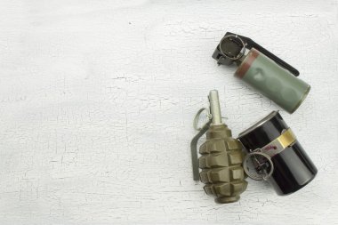 Gölgeli, çatlamış arka planda el bombası. Savaş oyunu. Silah satışı.