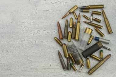 Farklı türde mühimmat. Farklı kalibrelerde ve tiplerde mermiler. Silah sahibi etme hakkı. Silah ve mühimmat satışı.
