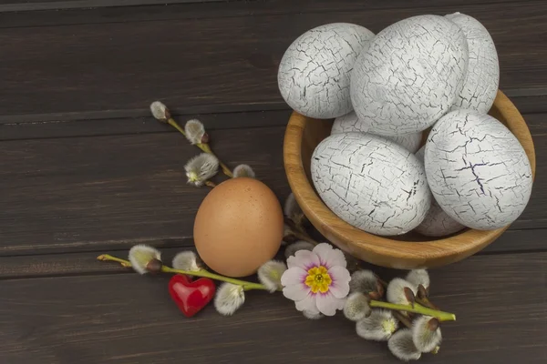 Painted eggs as a symbol of spring and new life on a wooden background. Decorations for the celebration of Easter. — 图库照片