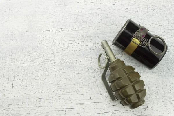 Hand granaat op overschaduwde, gebarsten achtergrond. Oorlogsspel. Verkoop van wapens. — Stockfoto