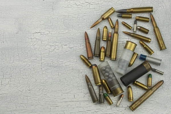 탄약의 다른 유형. 다른 구경 및 유형의 총알. 총을 소유 할 수있는 권리. 무기 및 탄약 판매. — 스톡 사진