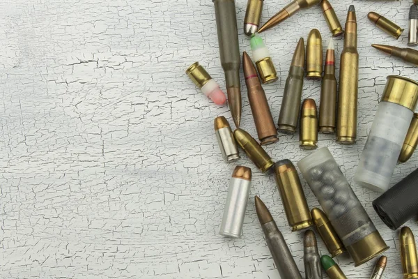 Diferentes tipos de munición. Balas de diferentes calibres y tipos. El derecho a poseer un arma. Venta de armas y municiones . — Foto de Stock