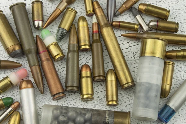 Diferentes tipos de munições. Balas de diferentes calibres e tipos. O direito de ter uma arma. Venda de armas e munições . — Fotografia de Stock